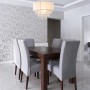 Weiße Näve Pendelleuchte Kristallo mit Kristallen über Esstisch im Esszimmer.