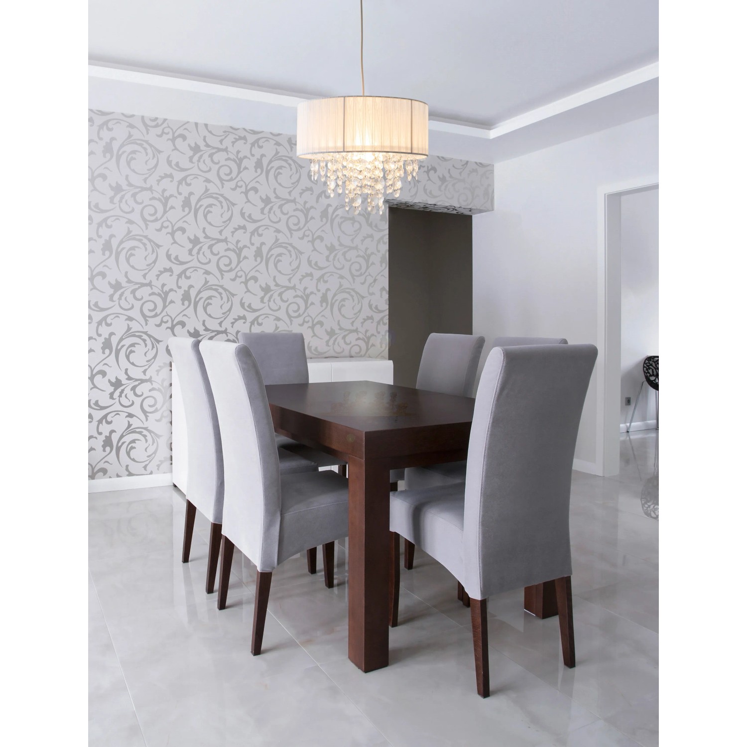 Weiße Näve Pendelleuchte Kristallo mit Kristallen über Esstisch im Esszimmer.
