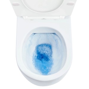 Weißes randloses Hänge-WC mit blauer Spülung. Demonstriert die spritzfreie Spülfunktion für optimale Hygiene.