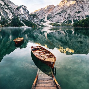 Pro Art Glasbild Wildsee III, 20x20 cm: Bergsee mit Booten und Bergpanorama.