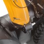 Detailansicht der Stiga ST 5266 P Benzin-Schneefräse: Auswurfkanal, Motor und Rad mit Winterreifen.