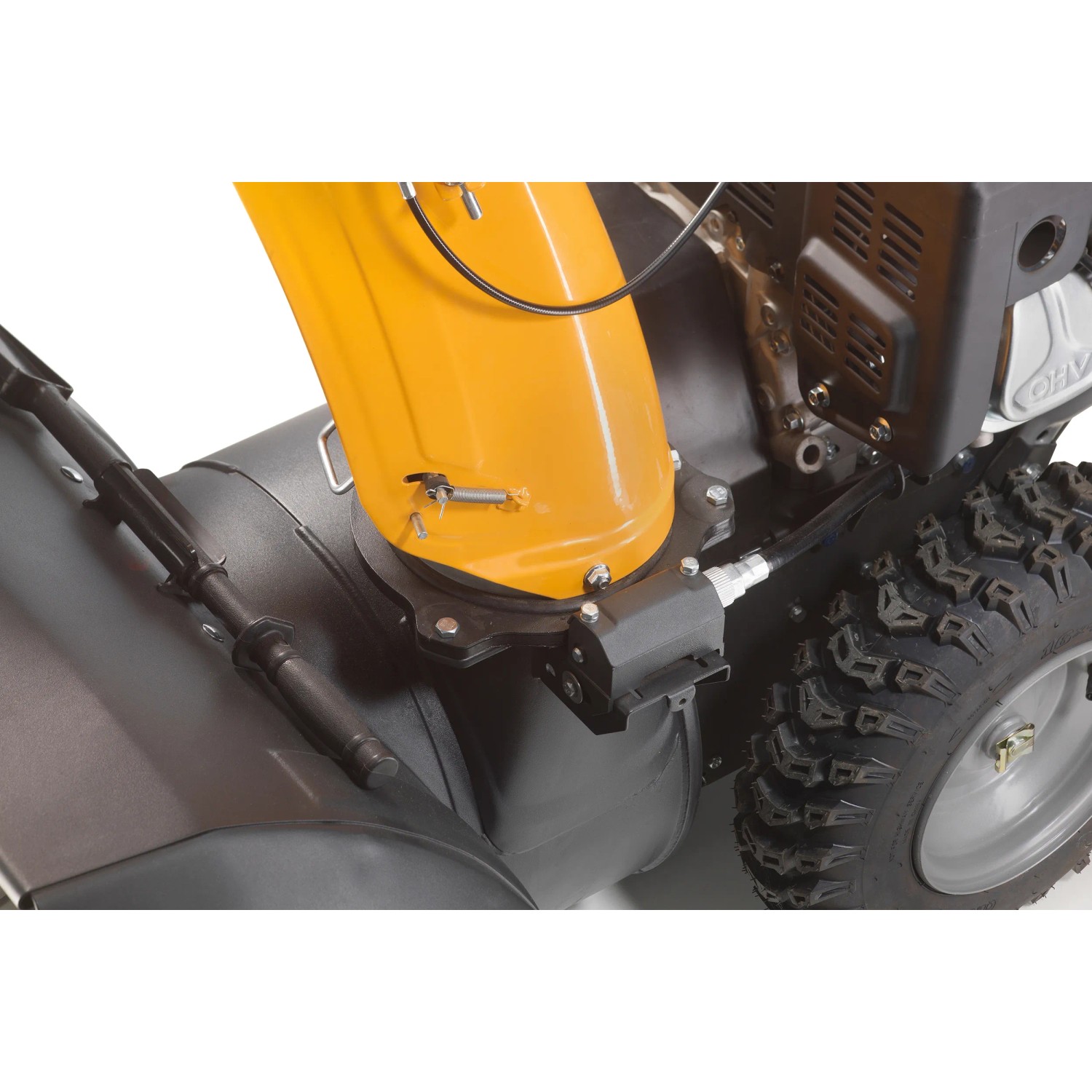 Detailansicht der Stiga ST 5266 P Benzin-Schneefräse: Auswurfkanal, Motor und Rad mit Winterreifen.