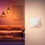 Weißer Philips Hue Tap Dial Schalter zur Steuerung von Hue Leuchten im Wohnraum.