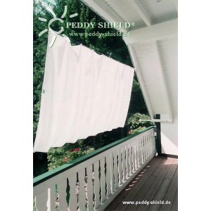 Weißer Floracord Balkonsichtschutz Bausatz II (270x140cm) am Balkon montiert.