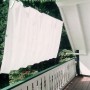 Weißer Floracord Balkonsichtschutz Bausatz II (270x140cm) am Balkon montiert.