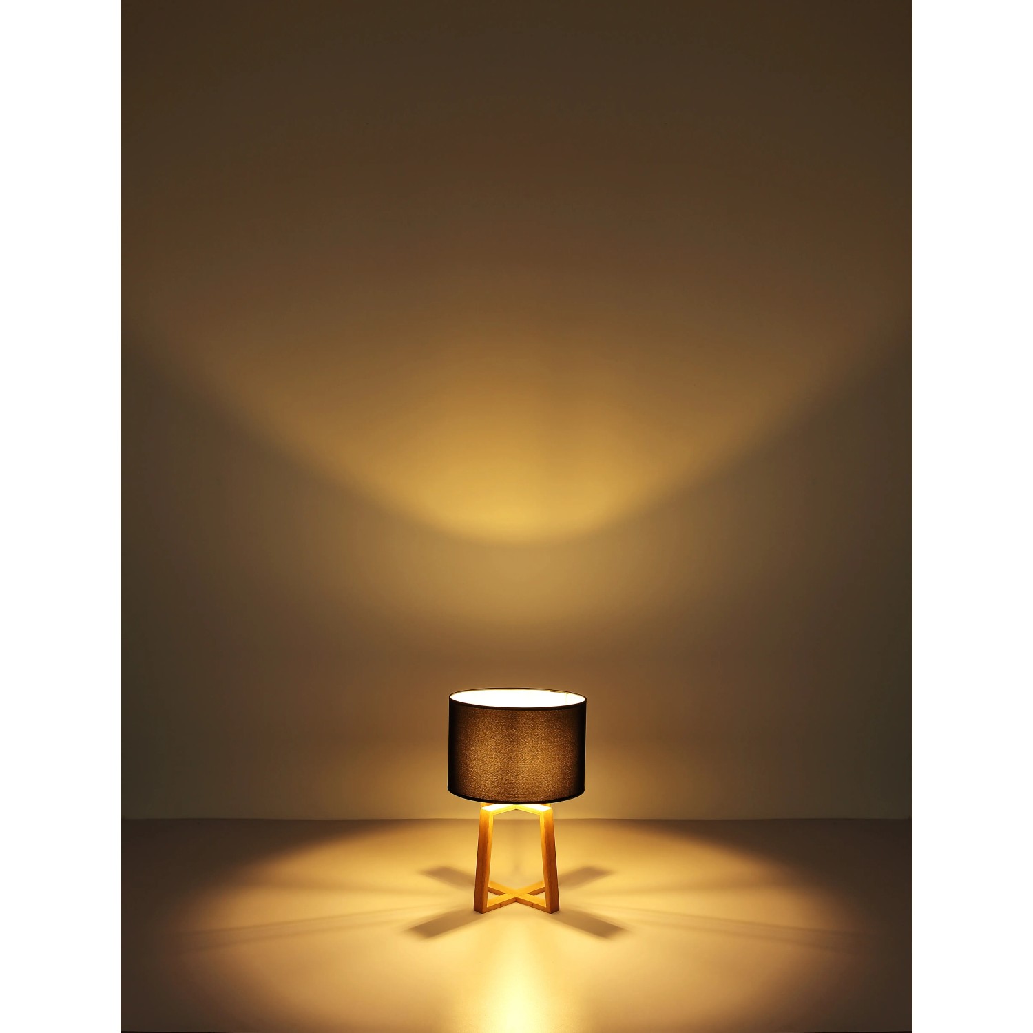 Globo Tischlampe Moritz, braun, mit Holzfuß und weißem Textilschirm.