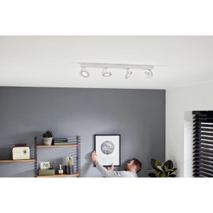 Weißer Philips myLiving LED-Spot mit 4 Leuchten, Warmglow-Effekt, montiert an einer Zimmerdecke.