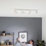 Weißer Philips myLiving LED-Spot mit 4 Leuchten, Warmglow-Effekt, montiert an einer Zimmerdecke.