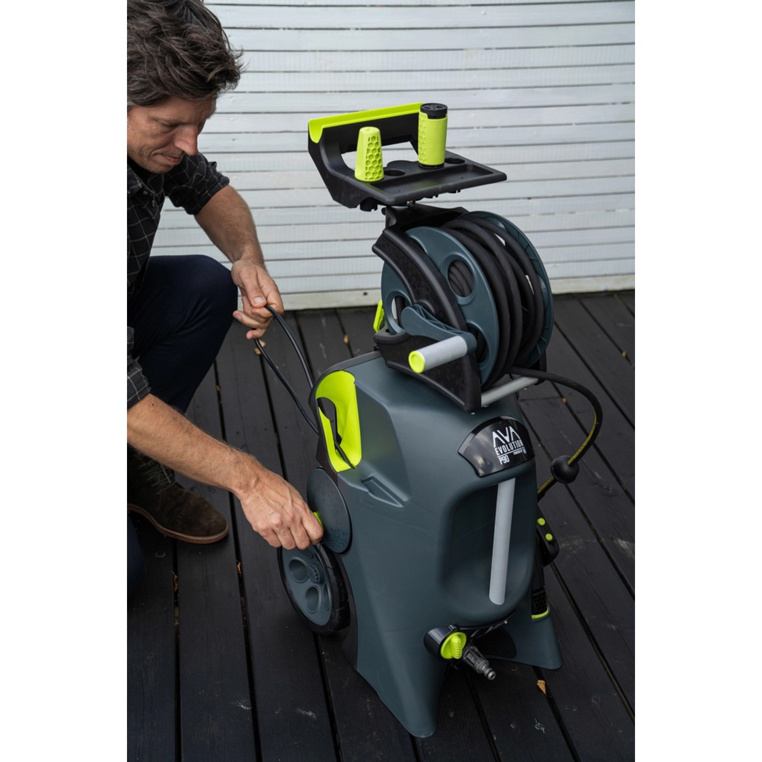 AVA Evolution P80 Hochdruckreiniger mit Schlauchtrommel und Zubehörablage im Einsatz.