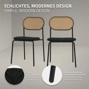 Zwei schwarze Esszimmerstühle mit Stahlgestell, Rattan-Rückenlehne und gepolsterter Sitzfläche. Modernes Design, Bodenschoner.