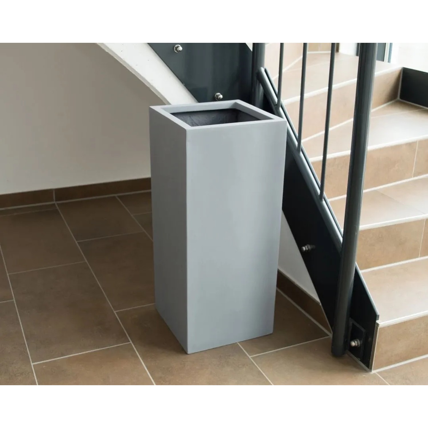 Grauer, hoher Fiberglas Pflanzkübel Säule (30x30x90cm) von Elegant Einrichten. Ideal für Innen- und Außenbereich.