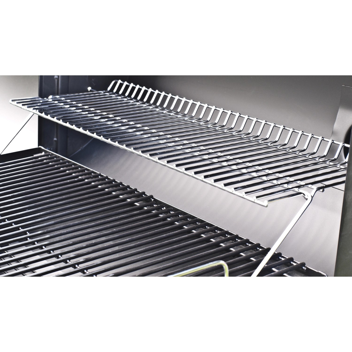 Detailaufnahme: Grillrost und Warmhalterost des El Fuego Dakota Holzkohlegrills Smoker.