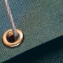 Messingfarbene Öse mit Seilzug in blau-grünem Gewebe. Ösenset für Seilzüge, 24 mm.