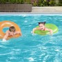Kinder mit Bestway Schwimmringen (orange, grün) im Pool.