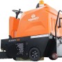 Orange-schwarze DeTec. DAEWOO Aufsitz Kehrmaschine mit Lenkrad, Seitenbürsten und Warnleuchte für effiziente Bodenreinigung.