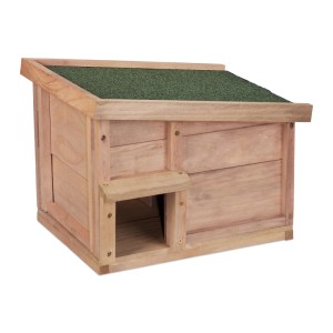 Hellbraunes Igelhaus aus Tannenholz mit grünem Schrägdach und Eingang. Winterquartier für Igel im Garten.
