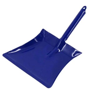 Blaues Metall-Kehrblech für Kinder mit kurzem Griff und Aufhängeloch. Ideal für Kinder-Gartengeräte.