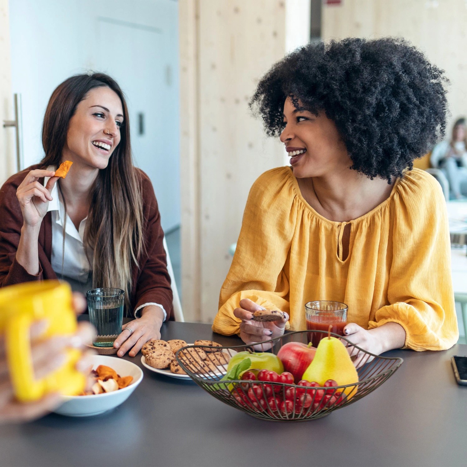 Moderne Relaxdays Obstschale aus schwarzem Eisen, offen, gefüllt mit frischen Früchten. Stilvoller Küchenhelfer.