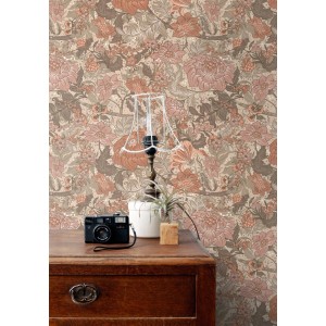 ESTAhome Vliestapete mit floralem Terrakotta-Muster, beige und braun, im Vintage-Stil an einer Wand.