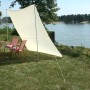 Sandfarbenes Floracord Camping Viereckssonnensegel 250x300 cm auf einer Wiese aufgebaut.