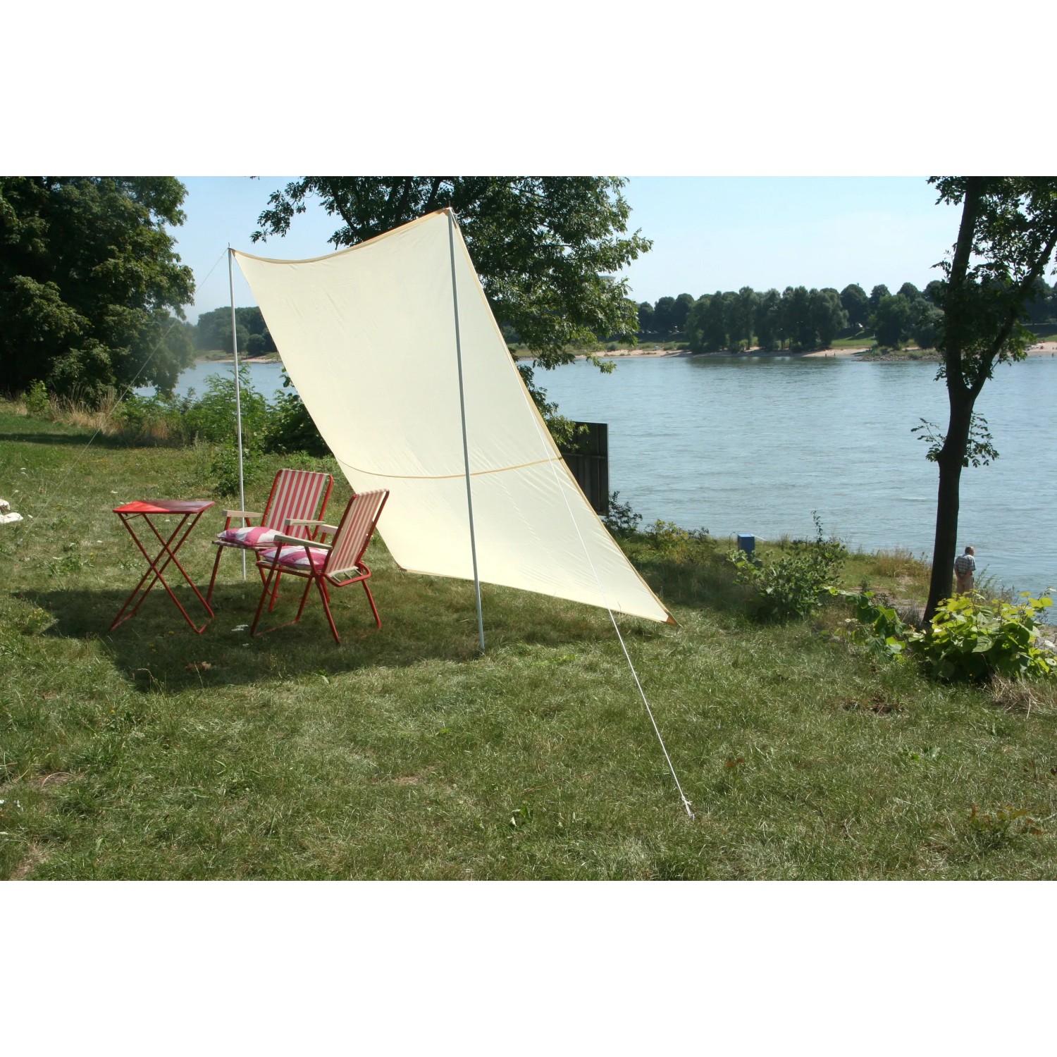 Sandfarbenes Floracord Camping Viereckssonnensegel 250x300 cm auf einer Wiese aufgebaut.