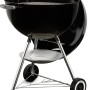 Schwarzer Weber Holzkohle-Kugelgrill Classic Kettle Ø 57 cm mit geöffnetem Deckel.