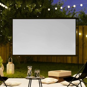 Große 120 Zoll Projektionsleinwand mit Ständern im Garten für Heimkino. Mattweißer Bildschirm, 16:9 Format.