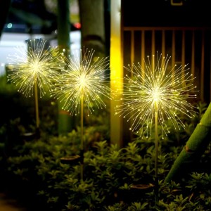 Leuchtende LED Solar Feuerwerkleuchten in Warmweiß im Garten. Stimmungsvolle Außenbeleuchtung für Dekoration.