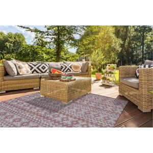 MeGusta Flachflor Teppich Vintage Pink 80x150 cm auf Terrasse mit Gartenmöbeln.