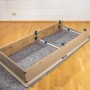 wolfcraft Türfutterstrebe Easy Spannwerkzeug stabilisiert eine Holz-Türzarge auf einer Schutzmatte für die Montage.
