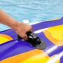 Detailaufnahme: Hand hält Griff des Bestway Schwimmtier Salamander im Pool.