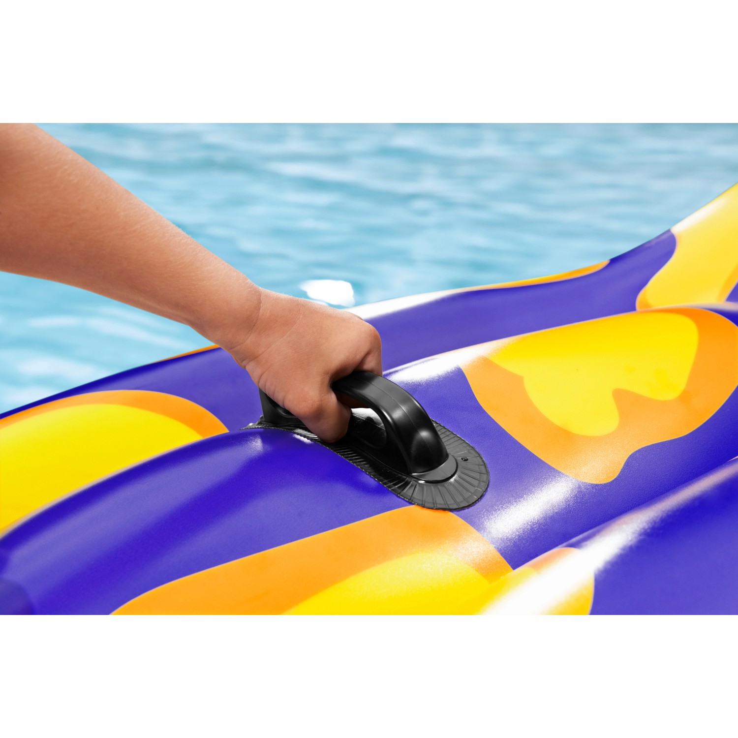 Detailaufnahme: Hand hält Griff des Bestway Schwimmtier Salamander im Pool.