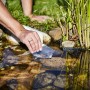 Anwendung von CF Aqua Patch Pflaster zur Reparatur eines Teichs. Pool Reparatur einfach gemacht.
