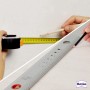Anwendung von Metylan Tapetenkleister: Messen mit Bandmaß und Anzeichnen mit Bleistift und Lineal.