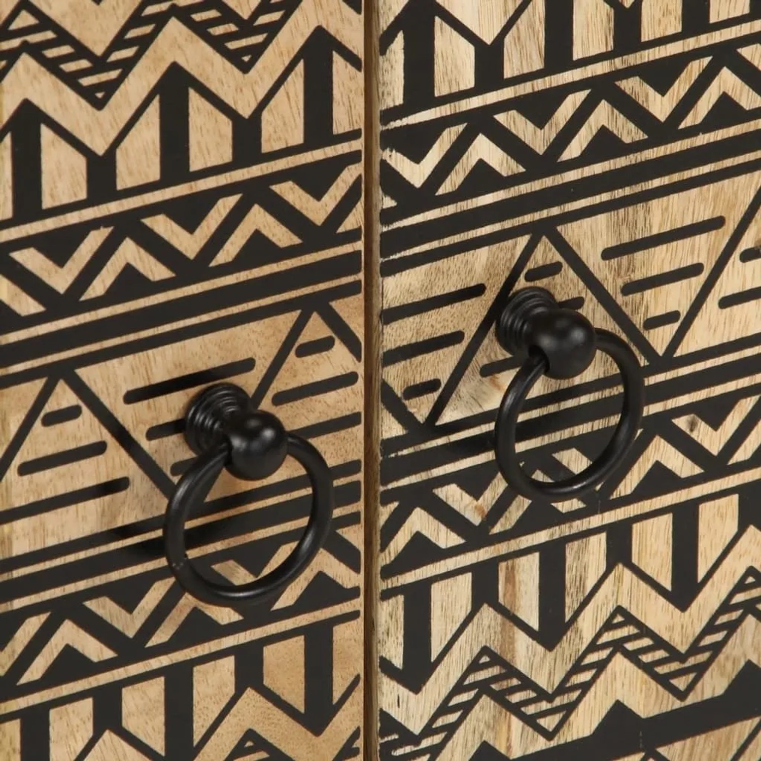 Türen des vidaXL Waschbeckenunterschranks aus Mangoholz mit schwarzem geometrischem Retro-Muster und Ringgriffen.