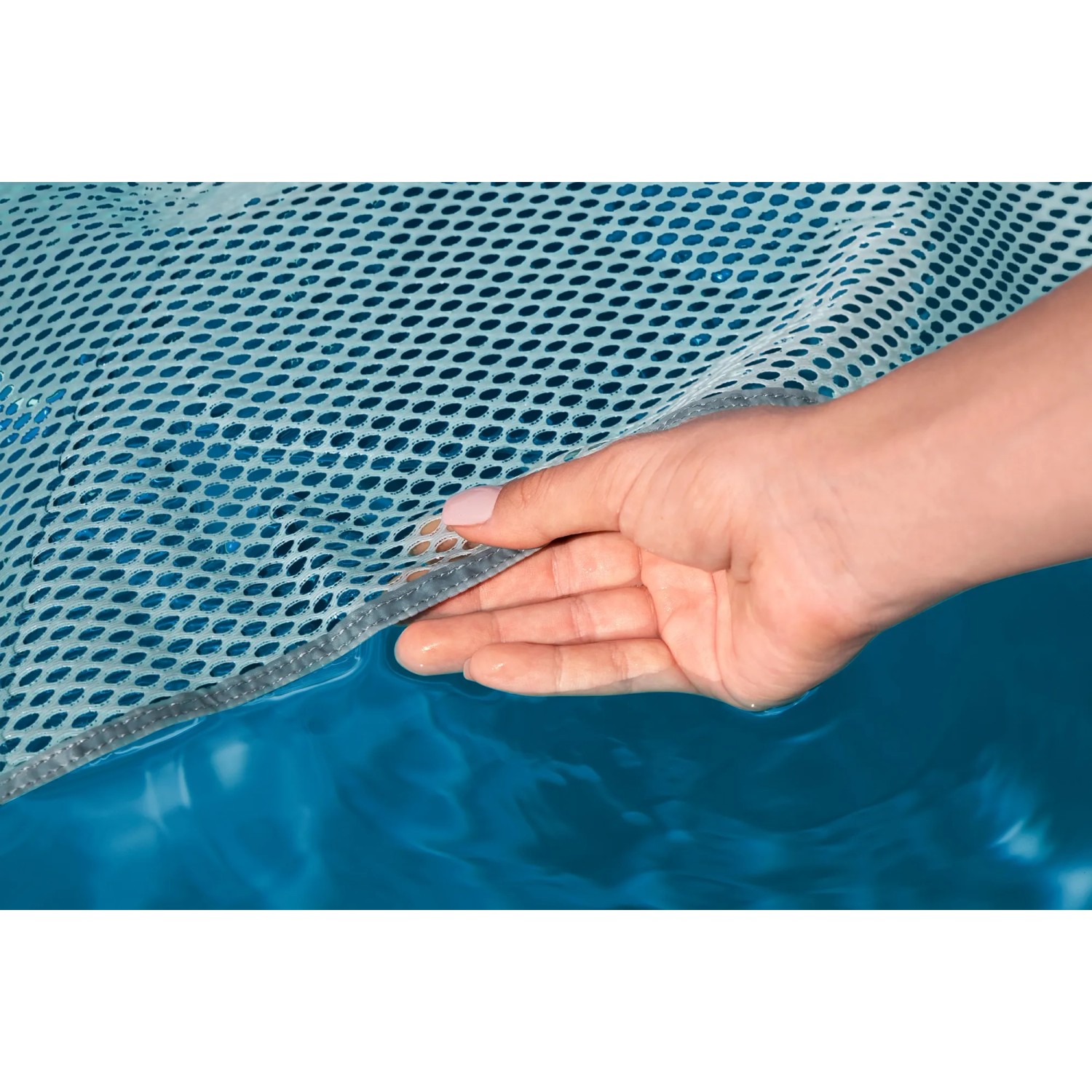 Detailaufnahme: Bestway Pool-Hängematte Comfort Plush im Wasser, Netzstruktur und Hand im Fokus.