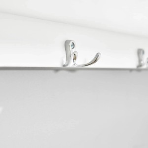 Detailaufnahme: Haken der weißen SoBuy Wandgarderobe mit 3 Körben.