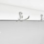 Detailaufnahme: Haken der weißen SoBuy Wandgarderobe mit 3 Körben.