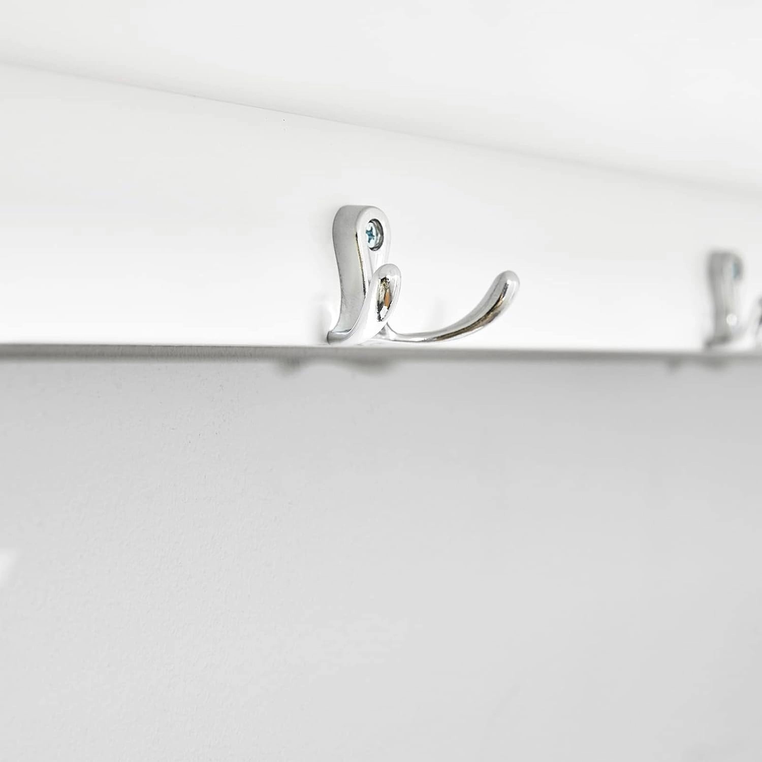 Detailaufnahme: Haken der weißen SoBuy Wandgarderobe mit 3 Körben.