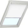 Velux Verdunkelungsrollo DKL Y43 1025S Weiß für Dachfenster, teilweise geöffnet.