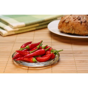 Rote Naschzipfel Paprika (Capsicum) in Glasschale, Topf-Ø 12cm.