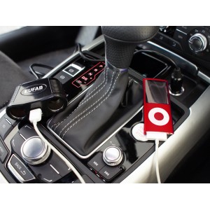 Doppelsteckdose 12V mit USB im Auto zum Laden von Geräten.