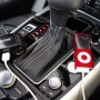 Doppelsteckdose 12V mit USB im Auto zum Laden von Geräten.