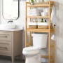 Vasagle Toilettenregal aus Holz, naturfarben, mit drei offenen Fächern über einer Toilette.
