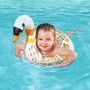 Kind mit glitzerndem Bestway Schwimmring (Schwan) im Wasser.