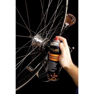 Hand sprüht Staloc Orangen Reiniger auf Fahrradkette. Citrusreiniger für sensible Oberflächen zur Reinigung & Entfettung.