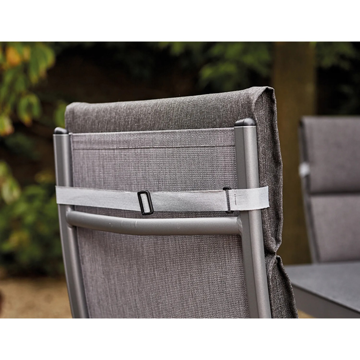 Siena Garden Auflage Stella Anthrazit (ca. 100x48x6 cm) mit Halteband am Gartenstuhl.