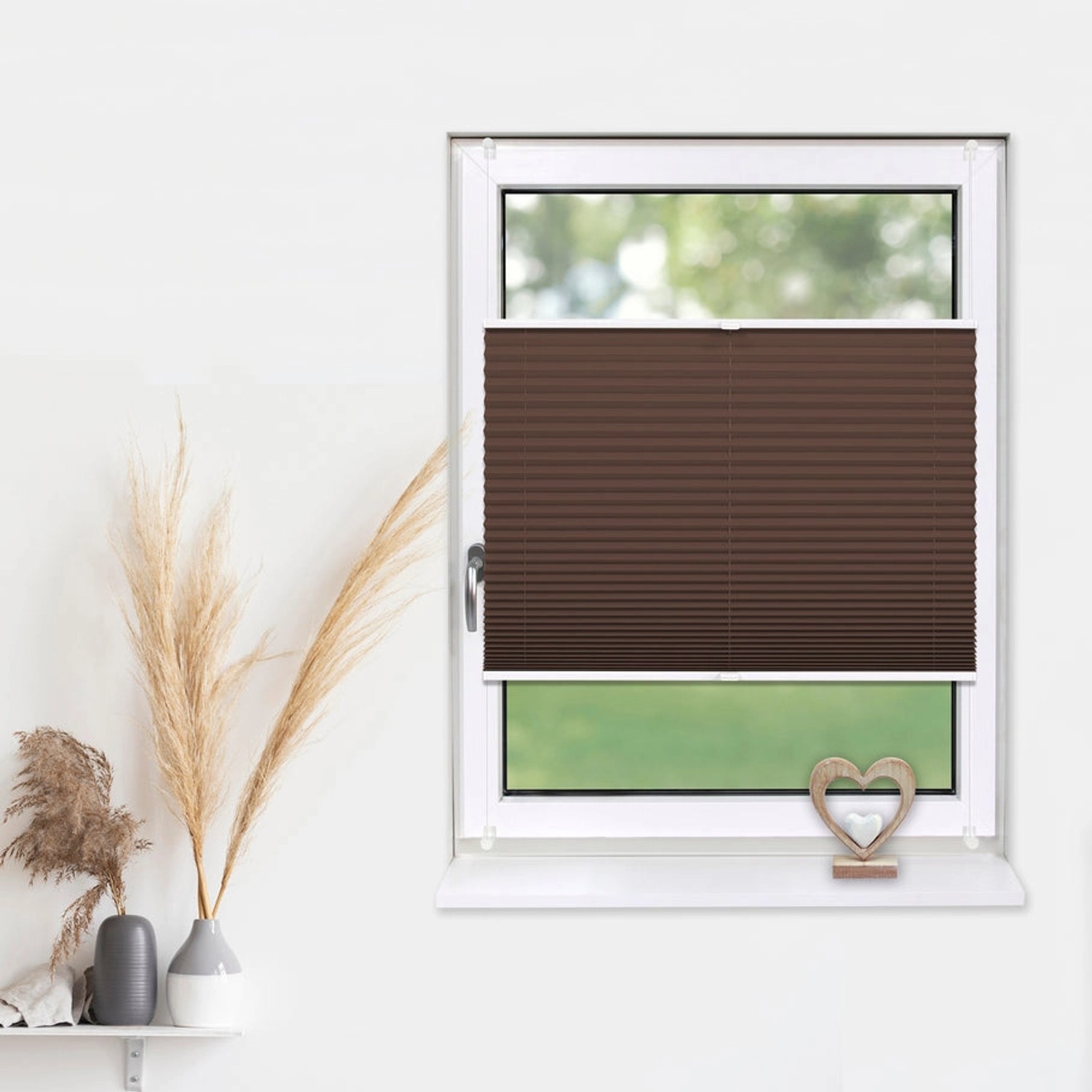 Braunes Deco-Raum Plissee Basic 50x150 cm am Fenster, blickdicht und ohne Bohren montiert.