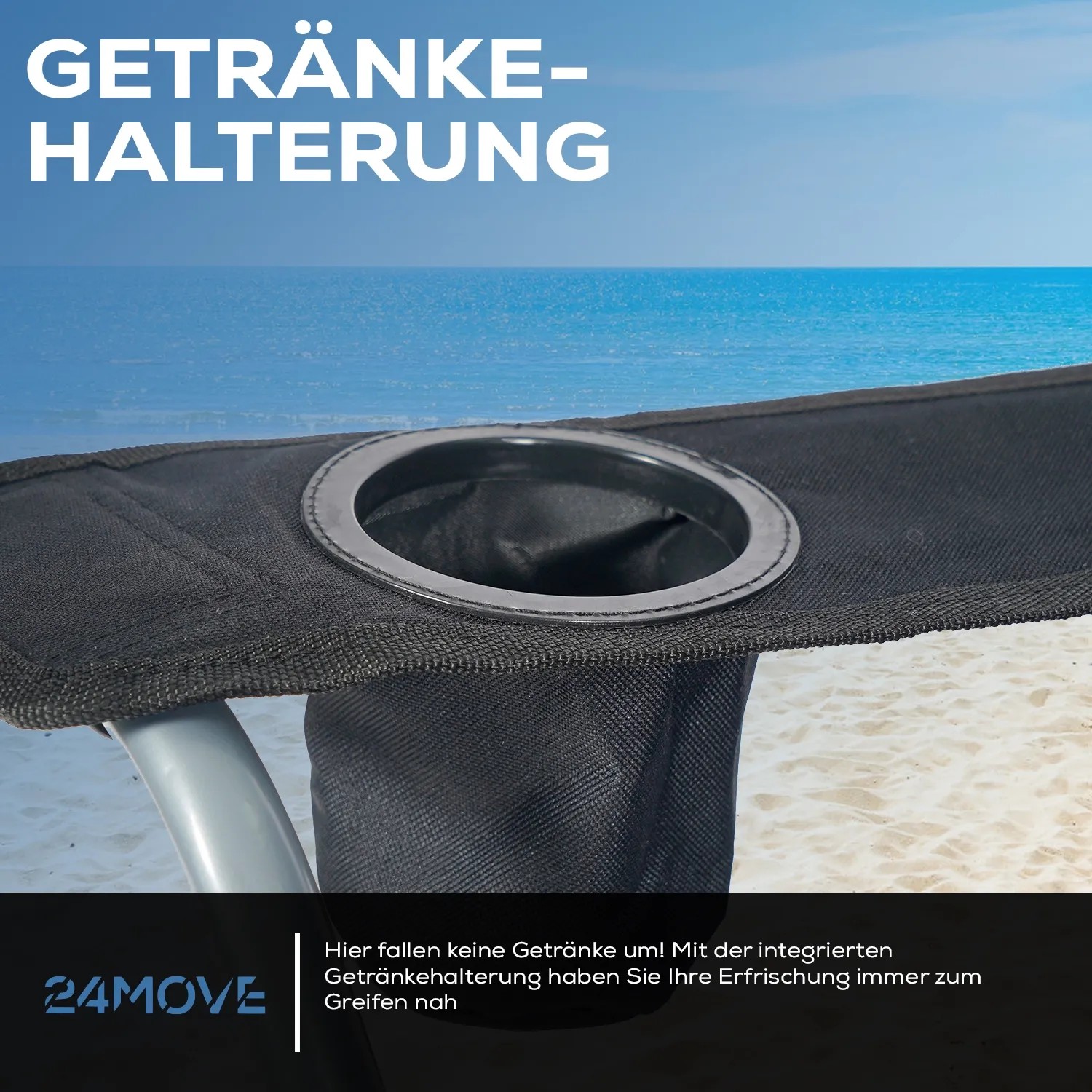 Detailaufnahme: Schwarzer 24MOVE Campingstuhl mit Getränkehalter vor Strandkulisse.