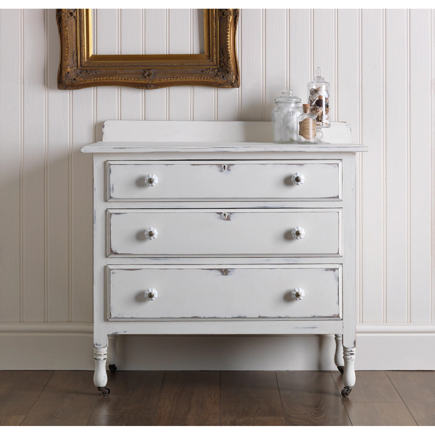 Kommode mit Kreidefarbe in Kalkweiß matt von Rust-Oleum, Shabby Chic Look.